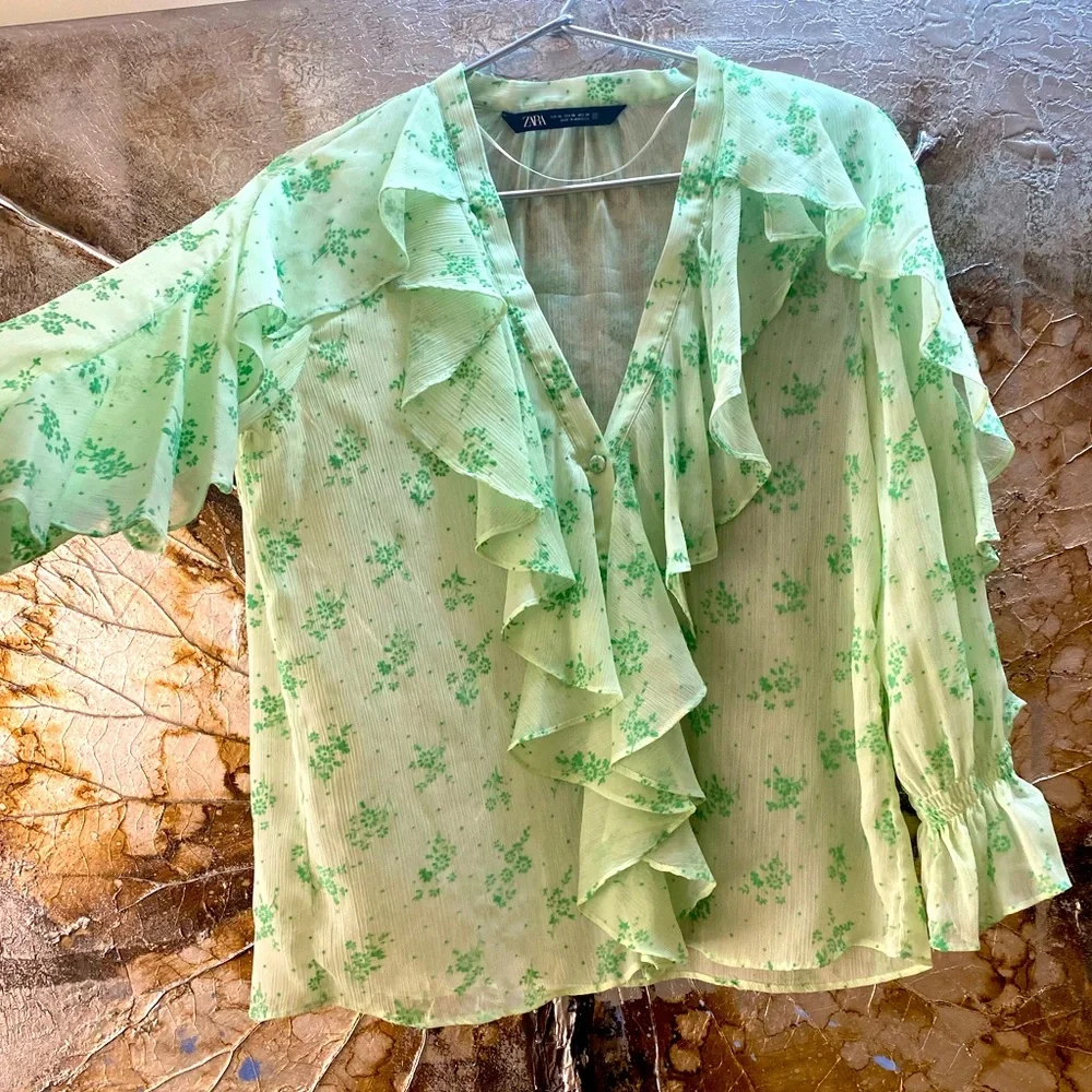 PRETTY SEA GREEN ZARA BLOUSE WITH RUFFLE DETAILING. BRAND NEW. SIZE XS. - Picture 2 of 3
